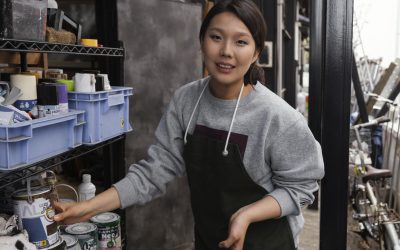 medium-shot-woman-with-paint-box